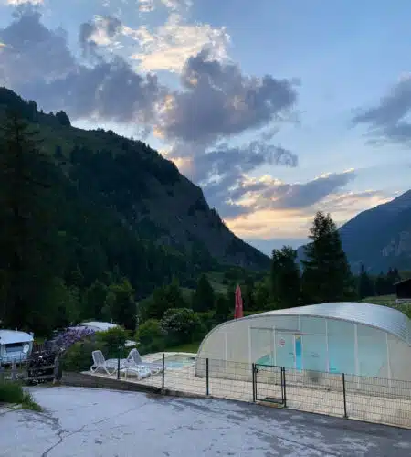 piscine-vue-vallee-montagnes